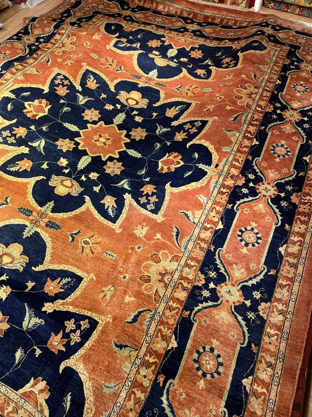 آنتیک بیجار گلدار رنگ دوغی حاشیه سرمه ای|فرش|تهران, دروس|دیوار