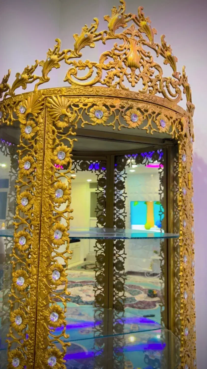 ویترین طلایی تاج دار|بوفه، ویترین، کنسول|بندرعباس, |دیوار