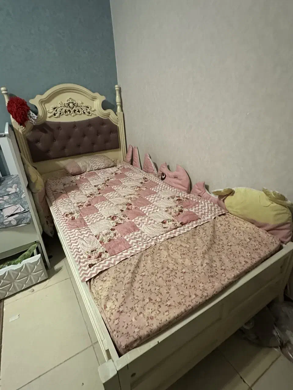 سرویس خواب نوجوان. تخت خواب، میز آرایش. تشک تخت|تخت و سرویس خواب|تهران, جی|دیوار