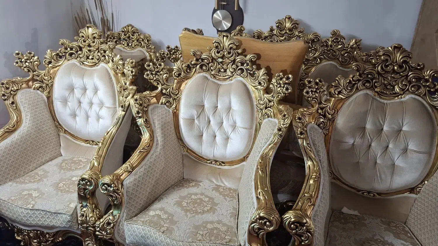 مبل سلطنتی ۹نفره همراه با عسلی|مبلمان خانگی و میز عسلی|هشتگرد, هشتگرد قدیم|دیوار