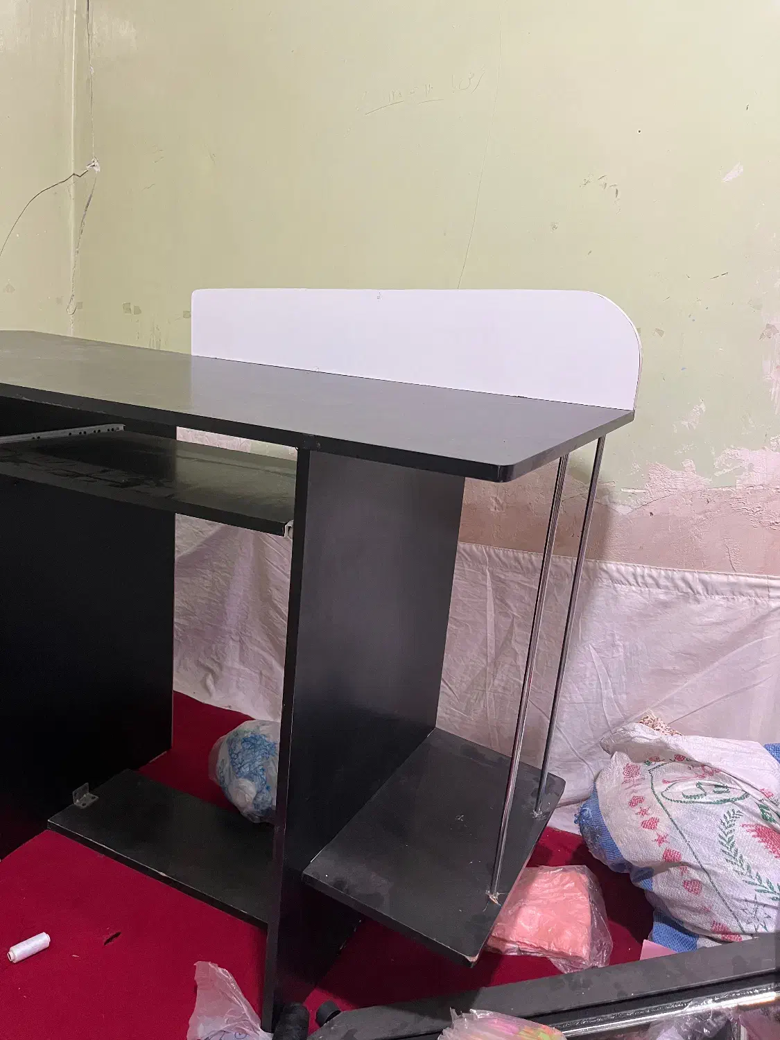 میز کامپیوتر یا تحربر سالم|میز تحریر و کامپیوتر|تربت جام, نظامی|دیوار