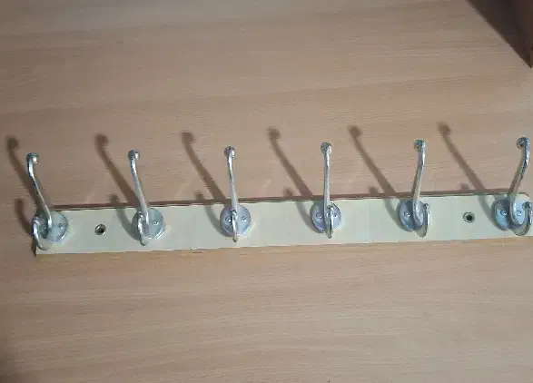 چوب لباسی|بندرخت و رخت‌آویز|اهواز, کوی آغاجاری|دیوار