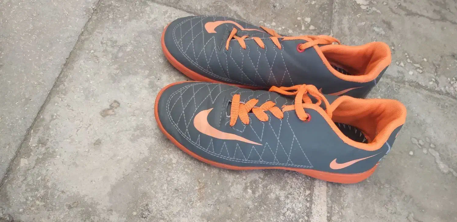 کفش ورزشی فوتسال( نایک)|کیف، کفش، کمربند|قم, بنیاد|دیوار