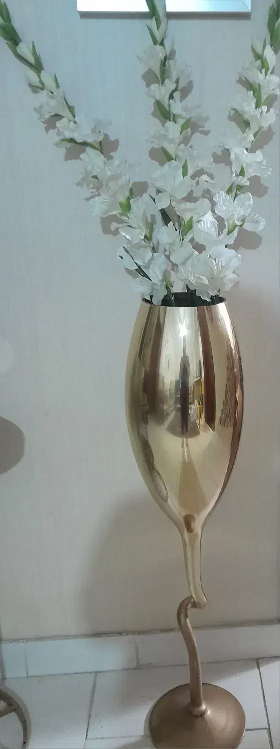 گلدان طلایی با ۳ شاخه گل گلایل زیبا|صنایع دستی و سایر لوازم تزئینی|رشت, رودبارتان|دیوار