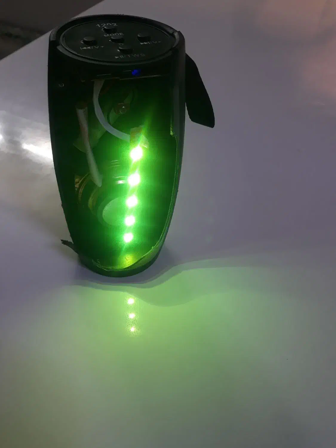 اسپیکر|صوتی و تصویری|قائن, |دیوار