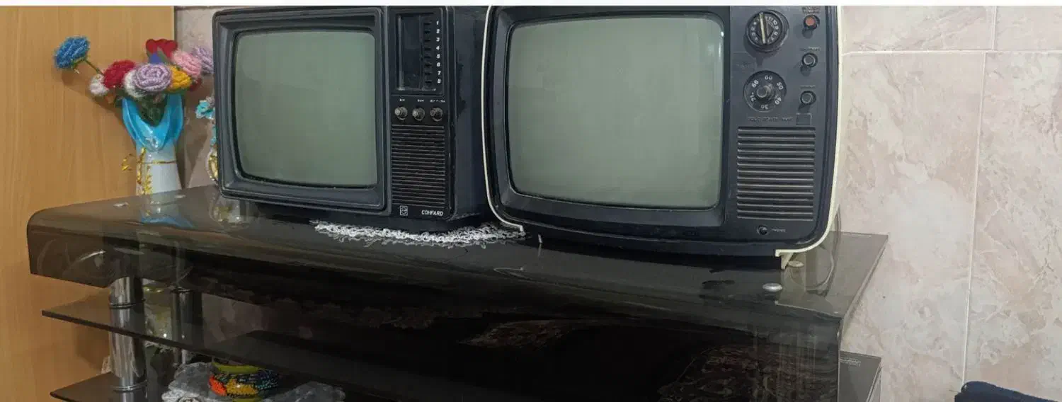 دوعدد تلویزیون قدیمی|تلویزیون و پروژکتور|نیشابور, گنبد سبز|دیوار