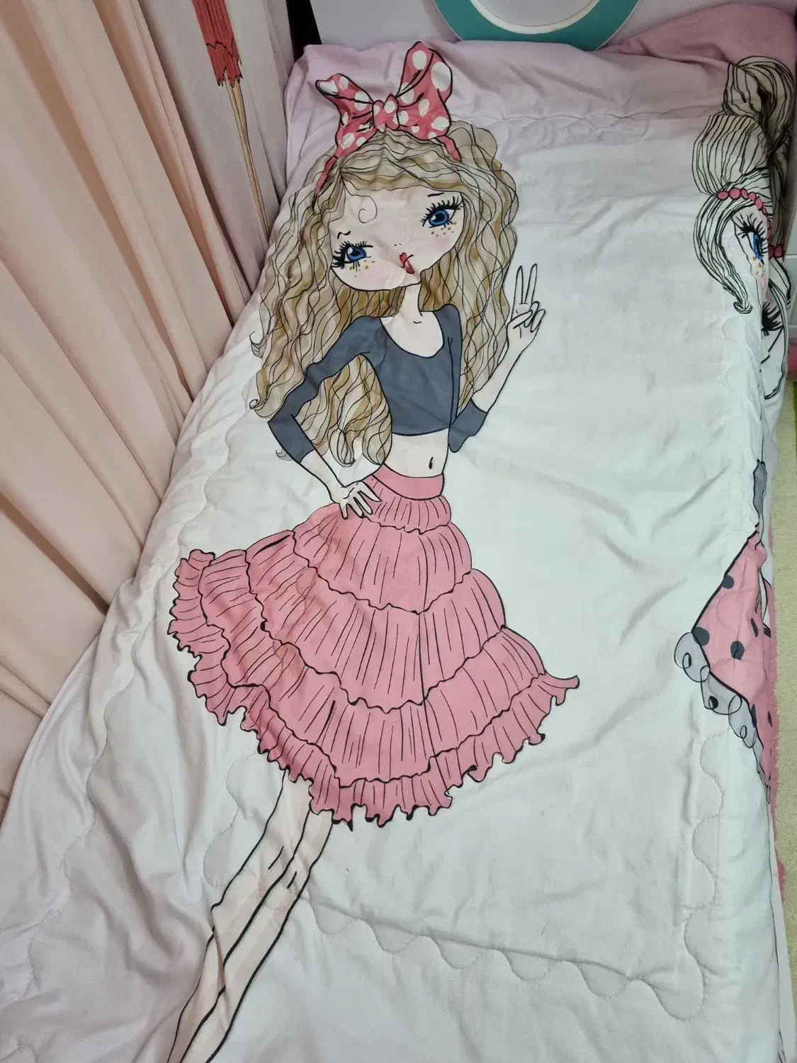 تخت بچه و روتختی ۴ تیکه جنس و ۴ قواره پرده عروسکی|تشک تختخواب|بهشهر, |دیوار