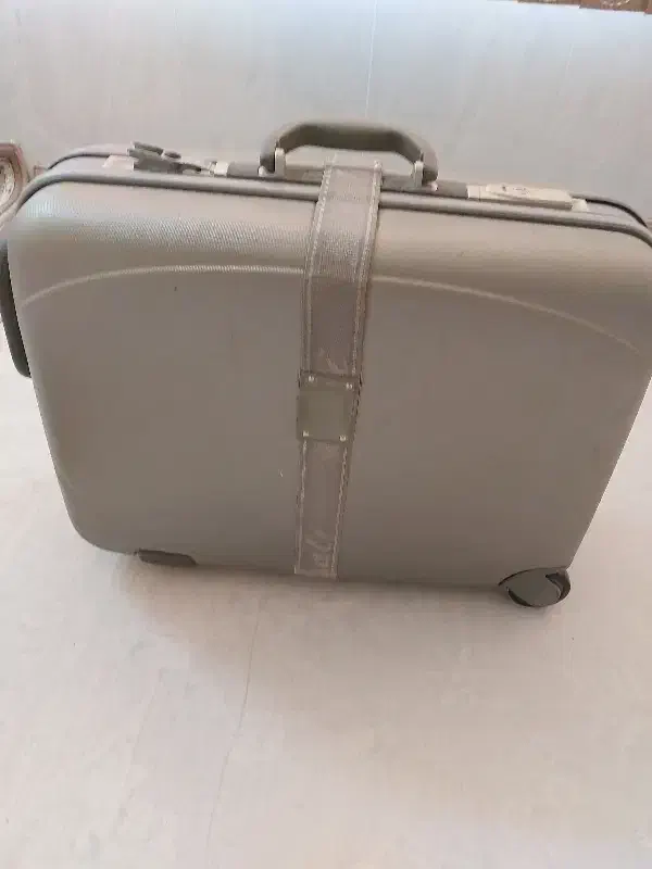 یک عددکیف چمدان رمزدارمیباشدسالم،|کیف، کفش، کمربند|قم, زنبیل آباد|دیوار