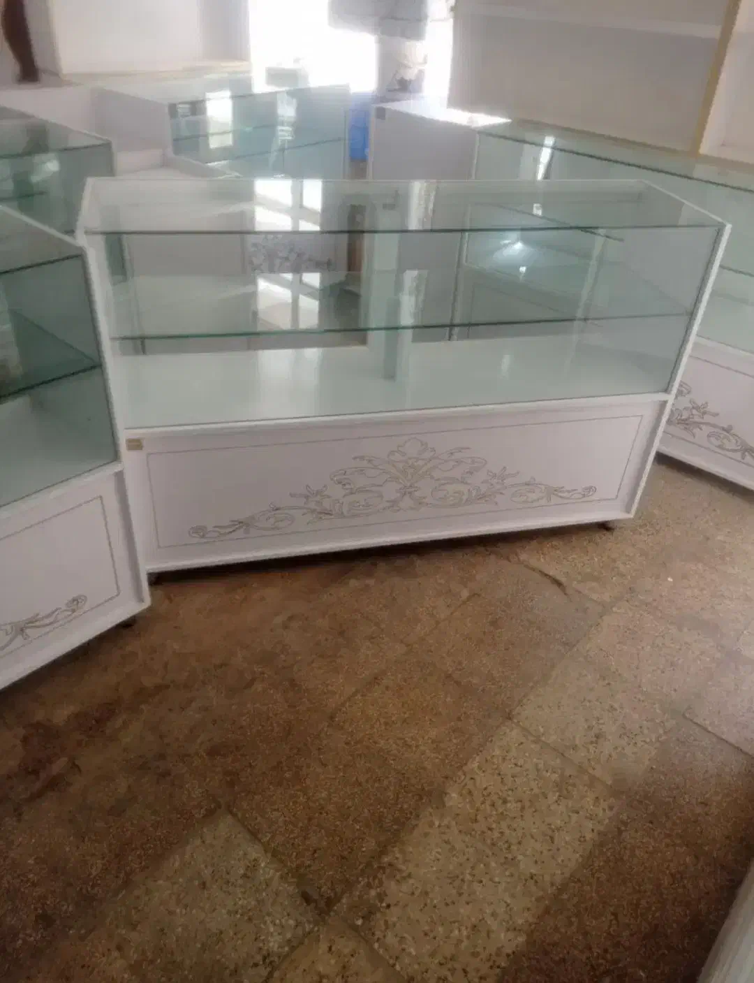 ویترین مغازه یک ونیم متری و یک متری و قفسه چوبی|فروشگاه و مغازه|مشهد, رده|دیوار