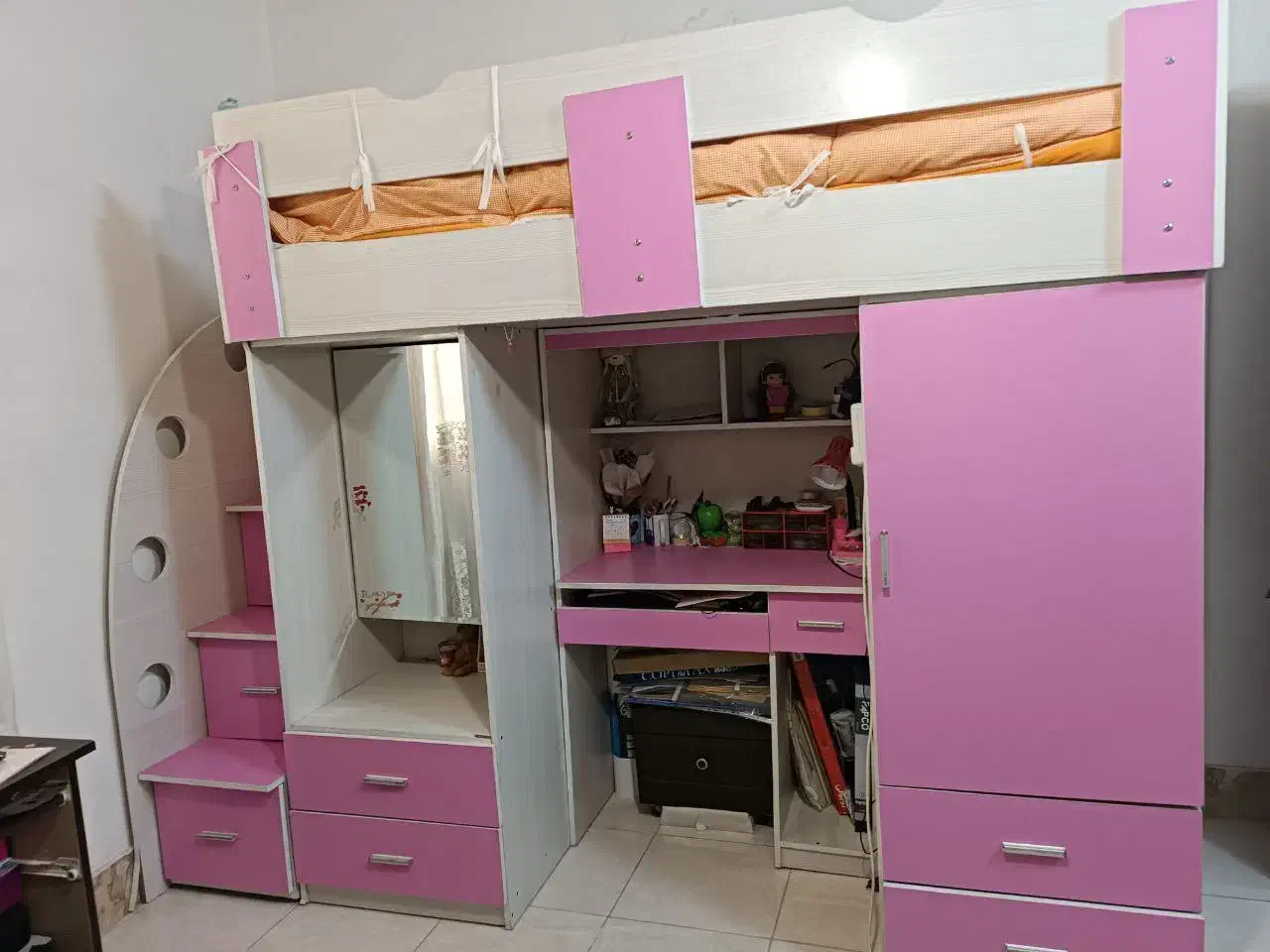 تخت دو طبقه کم جا دارای میز تحریر ،میز آرایش و کمد|تخت و سرویس خواب|قزوین, |دیوار