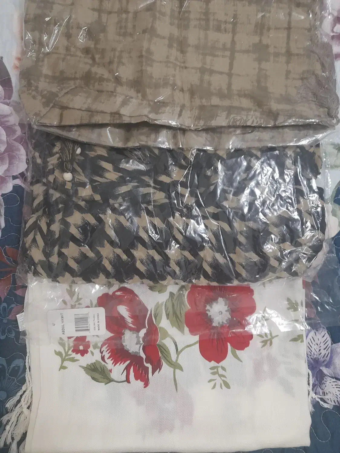 تعدادی شال  روسری شومیز و یک قواره پارچه|لباس|شیراز, لاله|دیوار