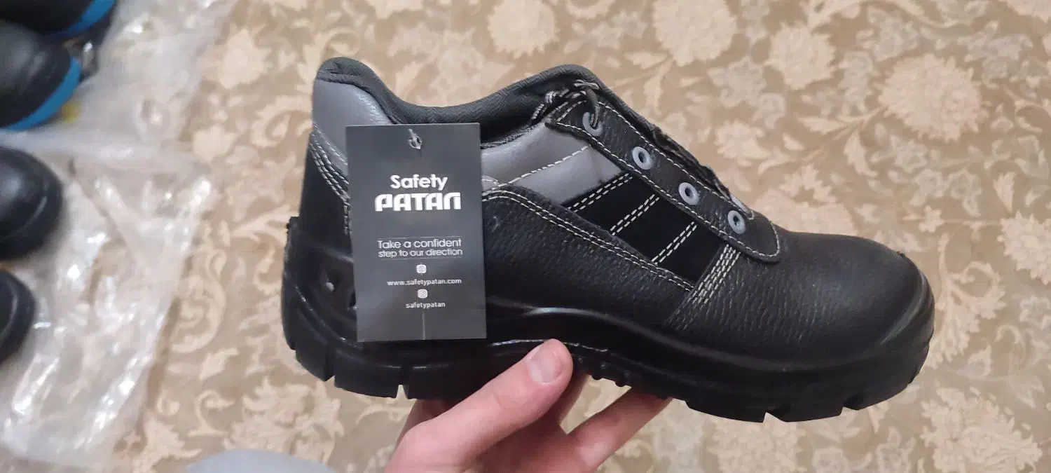 کفش ایمنی|کیف، کفش، کمربند|نیشابور, تختی|دیوار