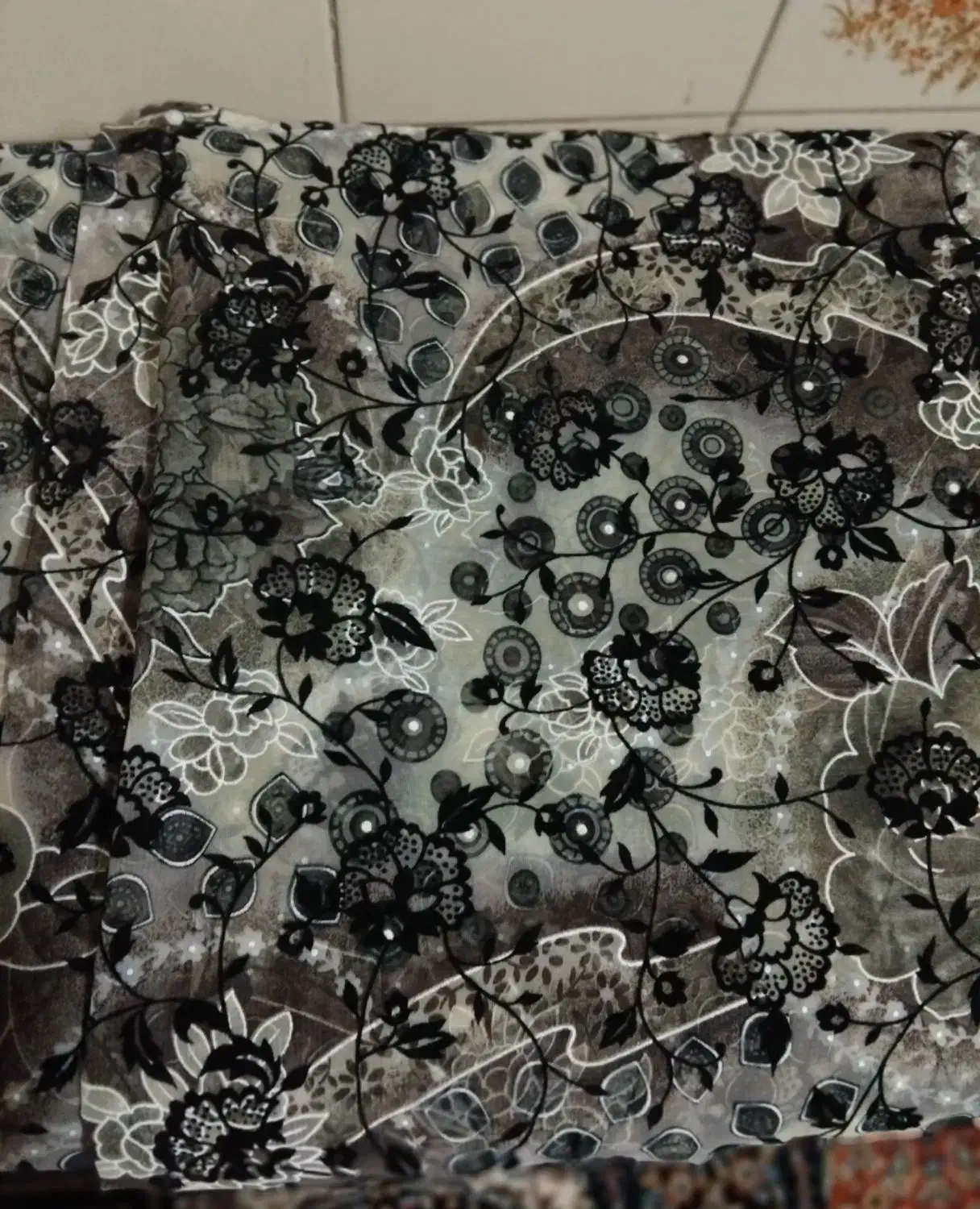 چادر رنگی|لباس|قم, هفت تیر|دیوار