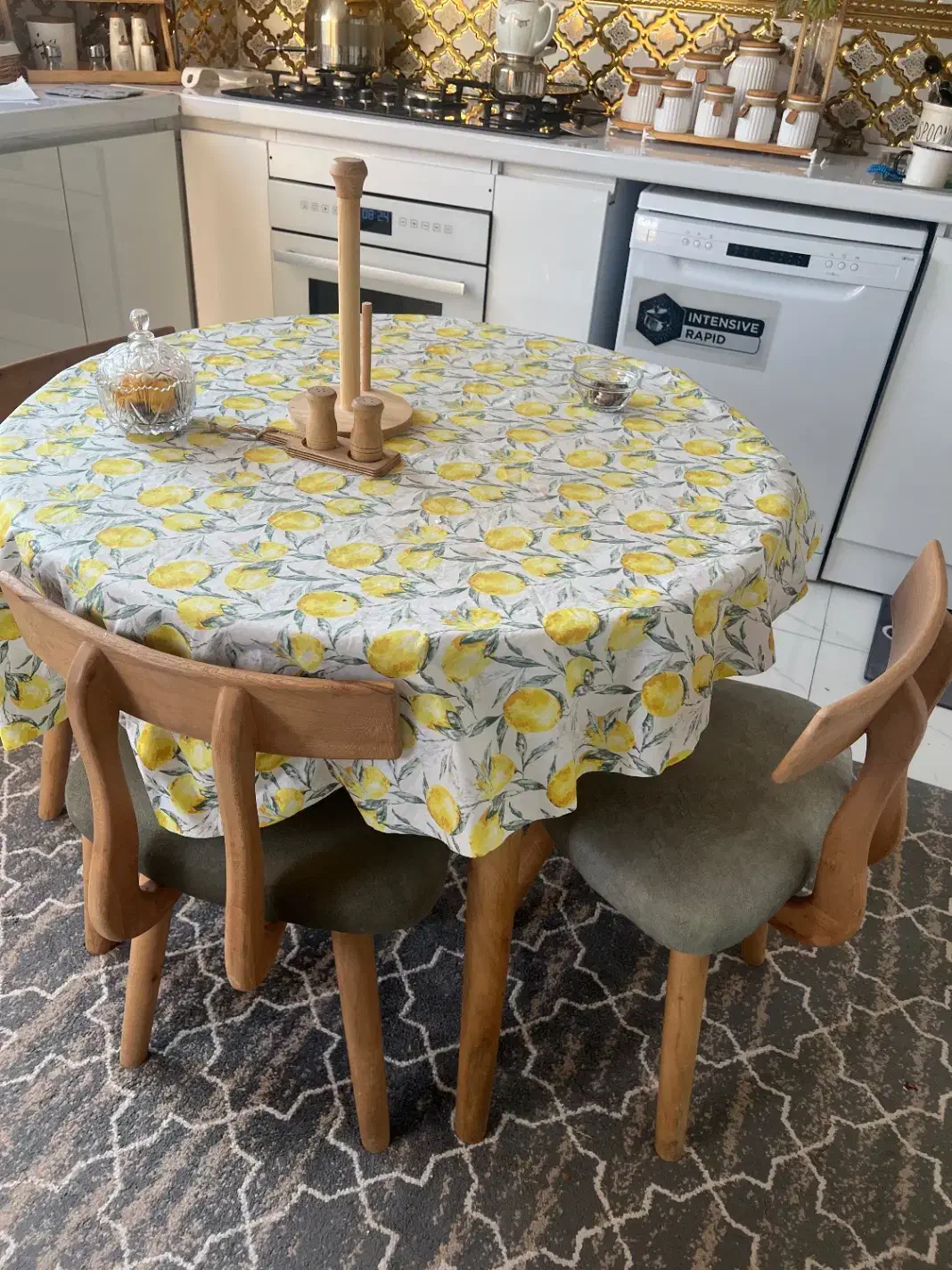 میز‌و‌صندلی|میز و صندلی غذاخوری|شاهین‌شهر, خانه کارگر|دیوار