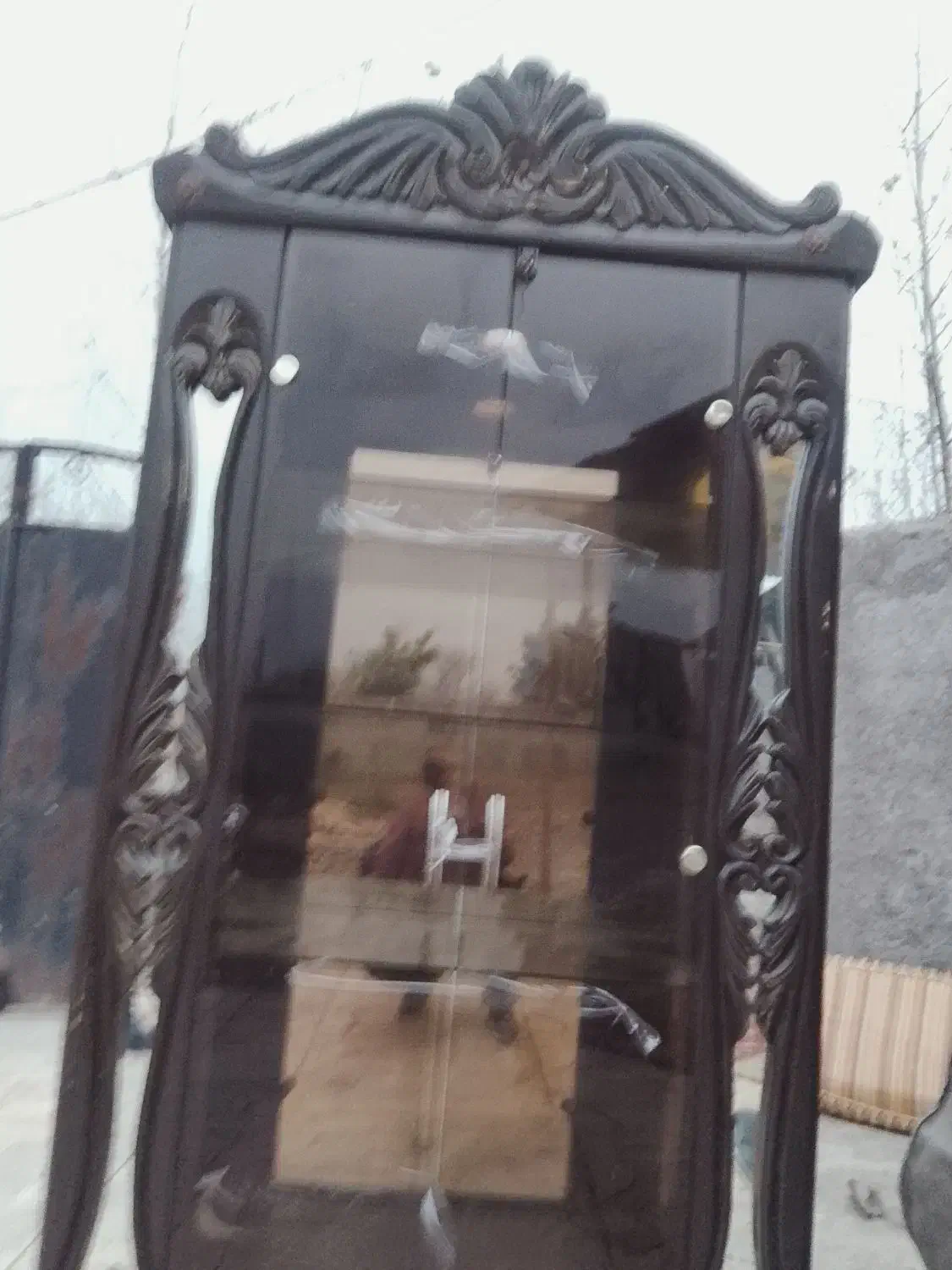 بوفه چهارطبقه آینه دار. چوب گردو.|بوفه، ویترین، کنسول|آستانه اشرفیه, |دیوار