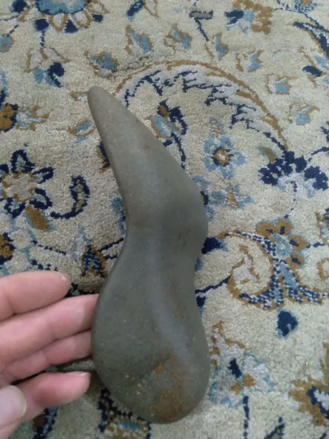 سنگ شبیه پا|کلکسیون اشیاء عتیقه|رباط‌کریم, رباط‌کریم|دیوار