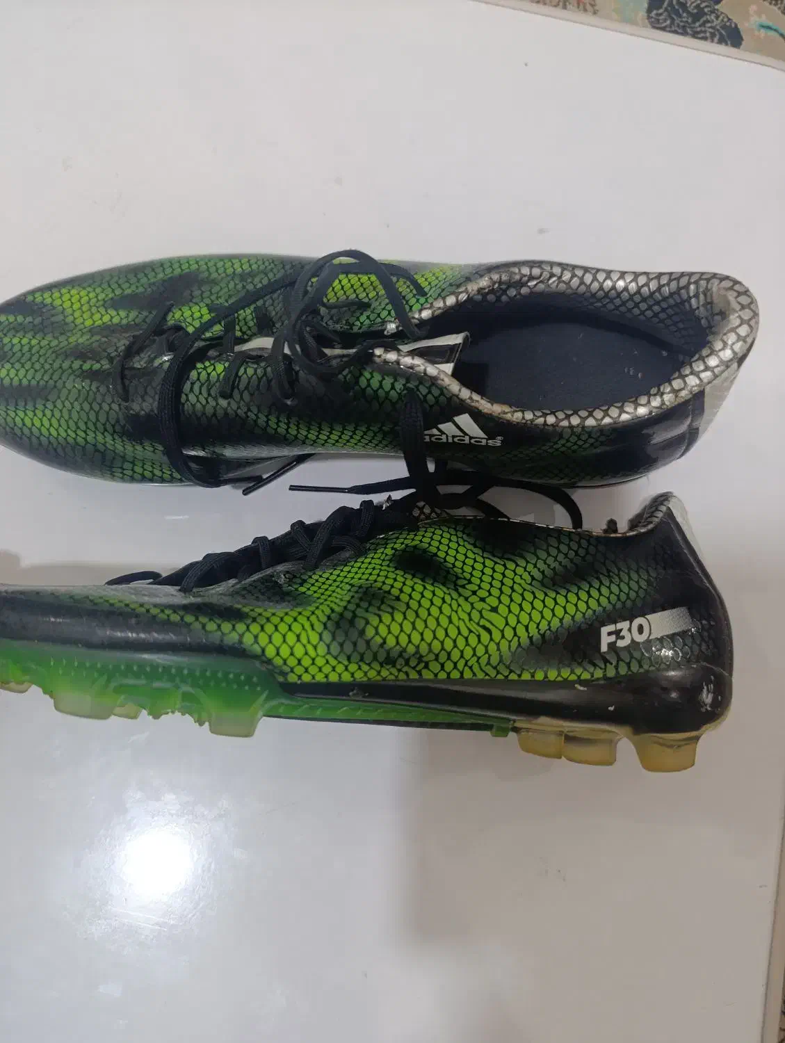 کفش|کیف، کفش، کمربند|سراوان, |دیوار