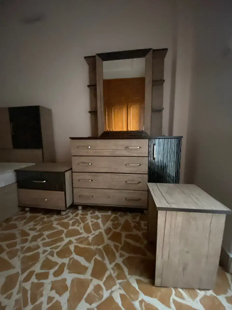 میز و آینه آرایش ۴ کشو سالم بدون خط و خش|تخت و سرویس خواب|رودسر, |دیوار