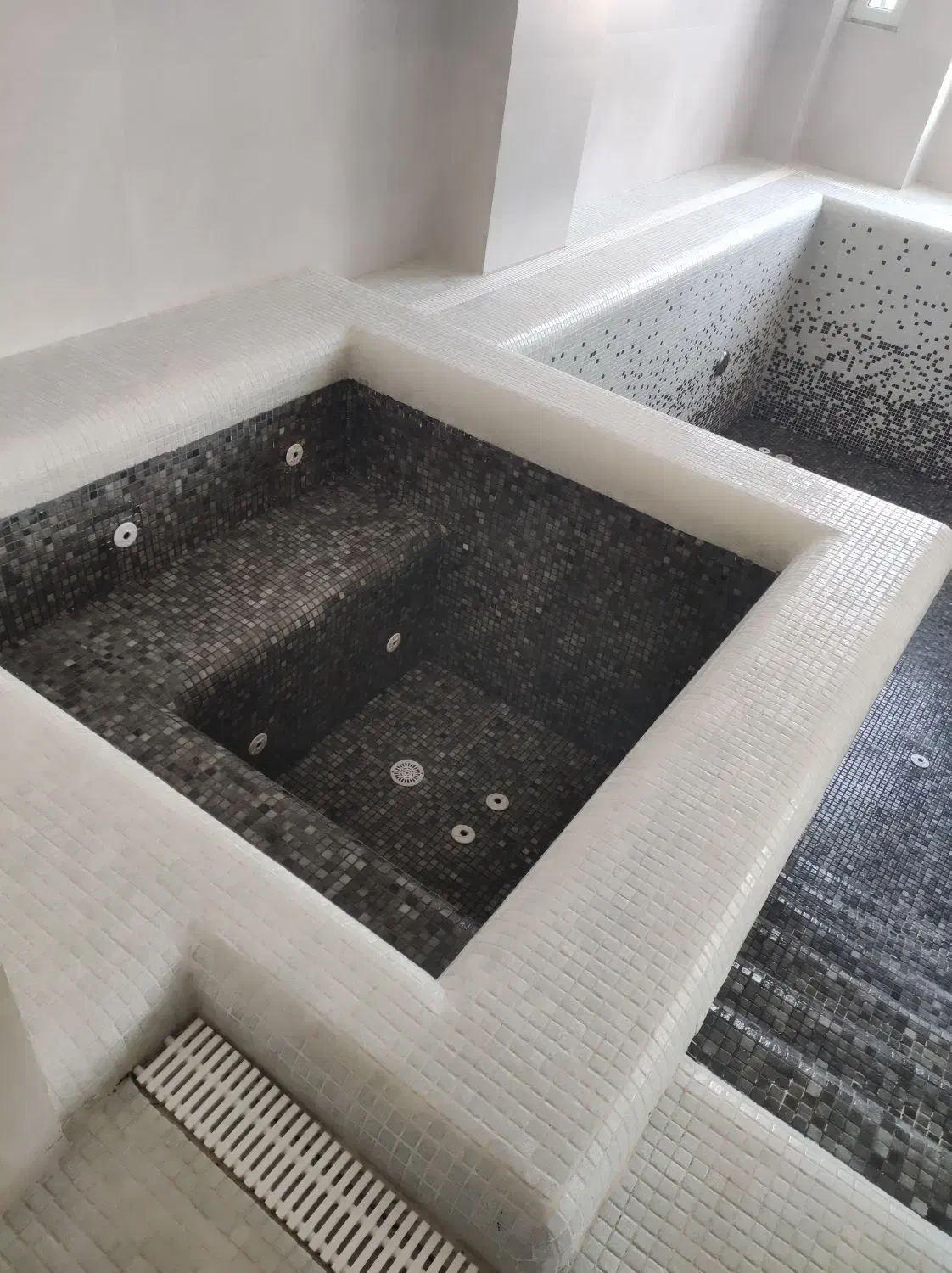 شستشو استخر و حیاط ونظافت‌ منزل|خدمات نظافت|سلمان‌شهر, |دیوار