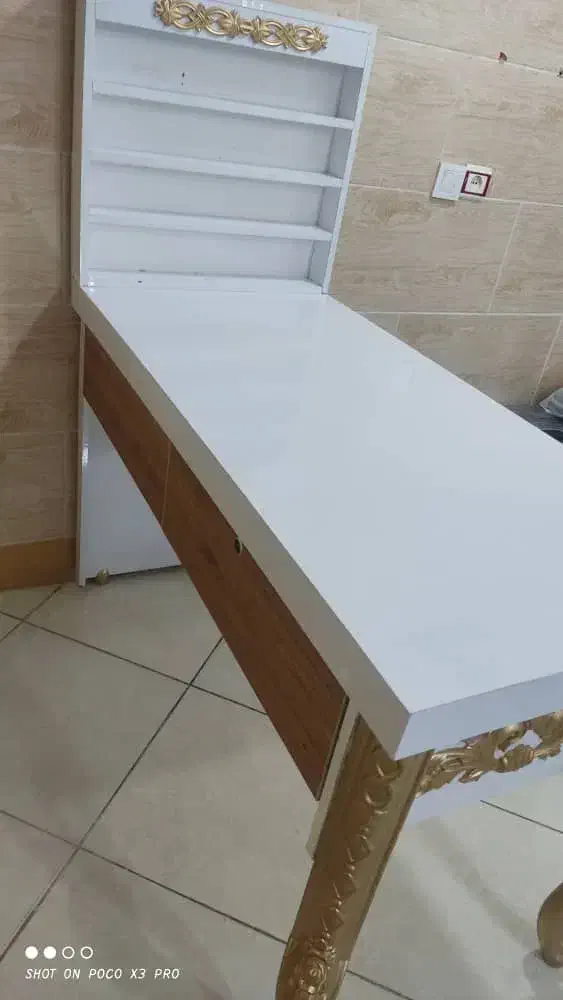 میز ناخن و تحریر|آرایشگاه و سالنهای زیبایی|بافت, |دیوار