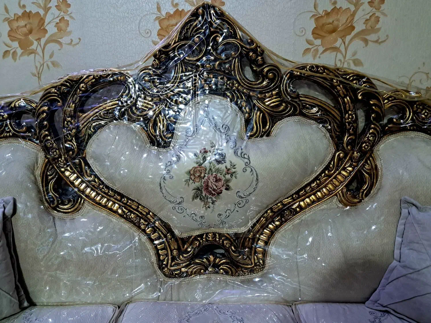 مبلمان سلطنتی کاملا سالم|مبلمان خانگی و میز عسلی|نسیم‌شهر, |دیوار