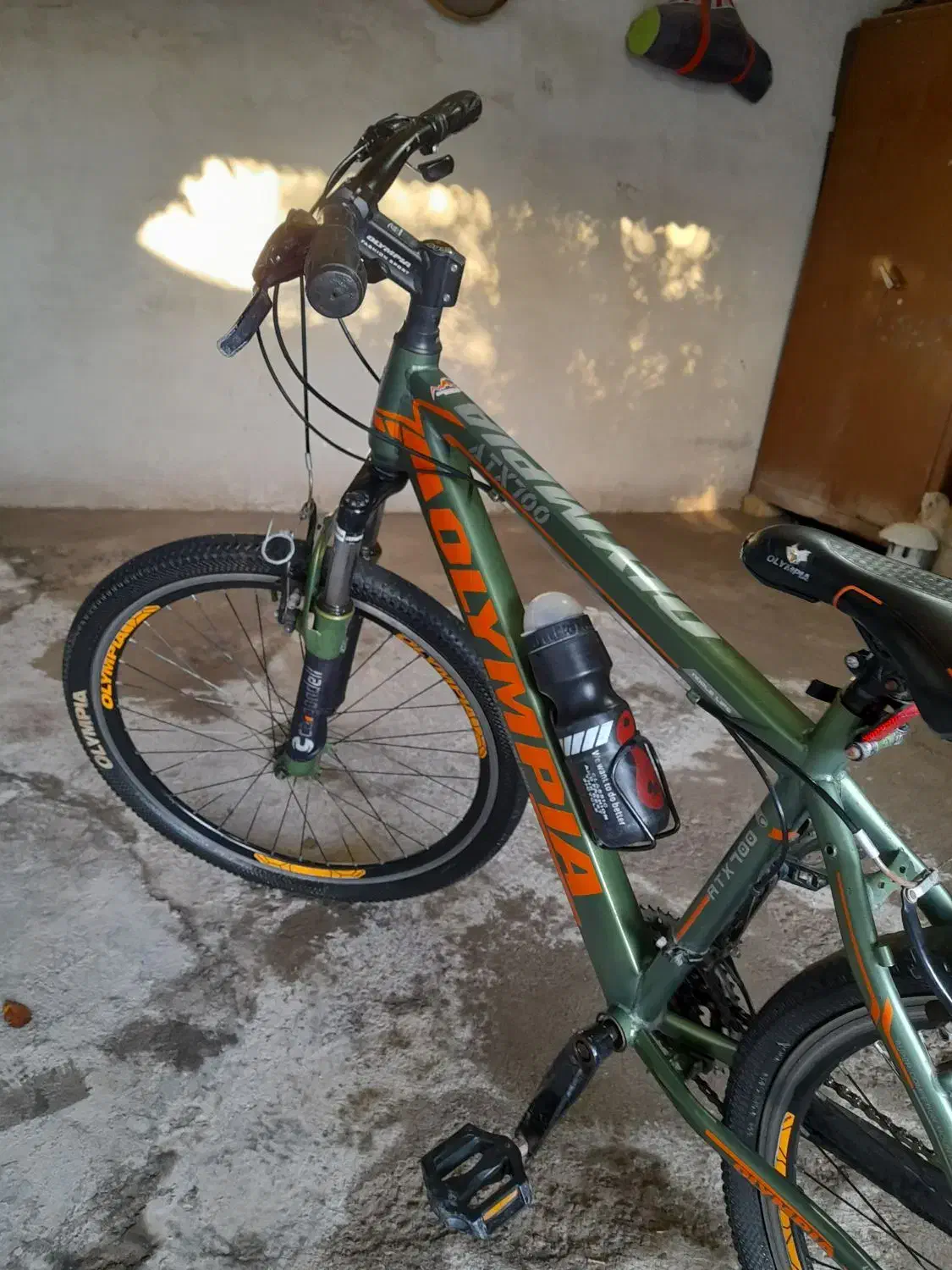 دوچرخه|دوچرخه، اسکیت، اسکوتر|میانه, |دیوار