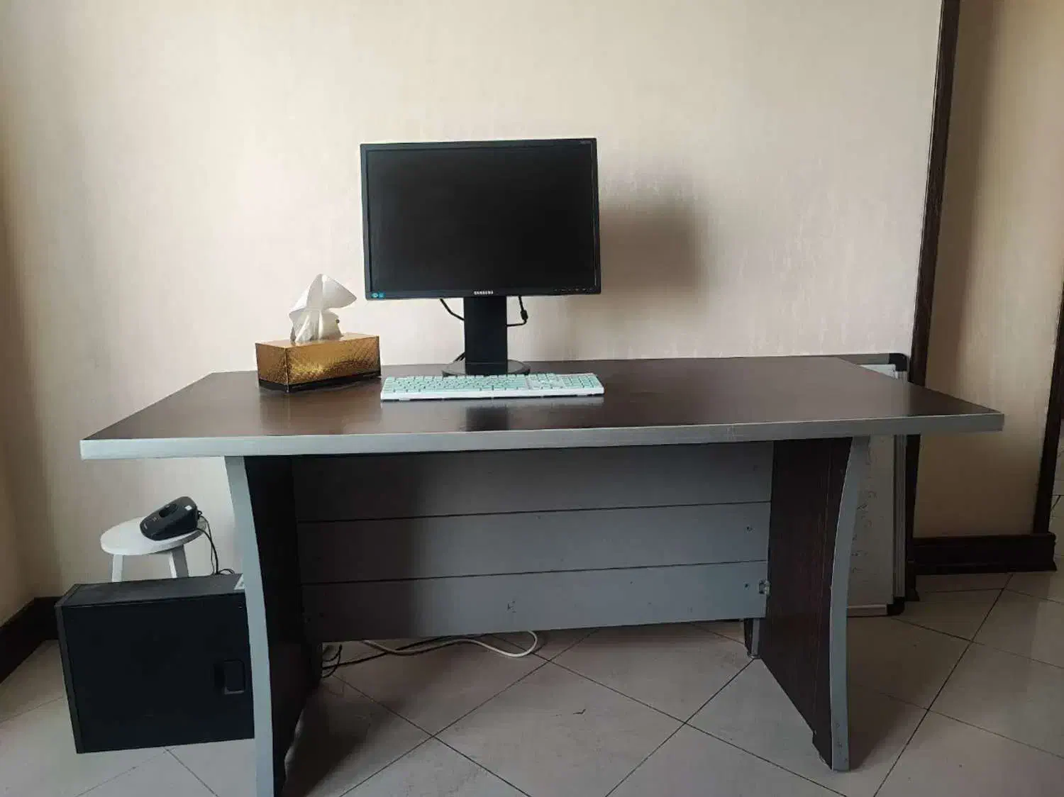 میز اداری|مبلمان اداری|کرج, چهارصد دستگاه|دیوار