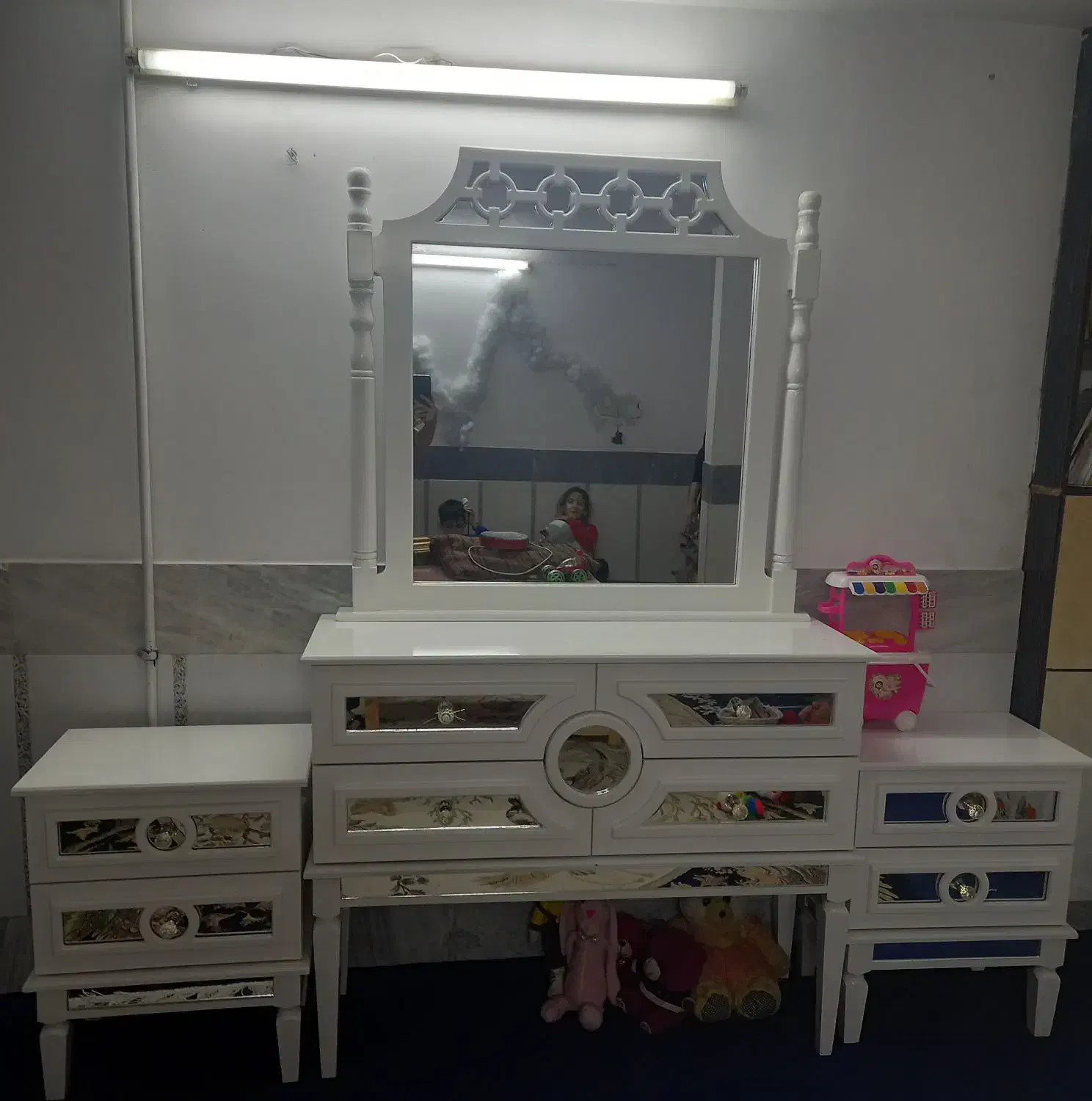 میز آرایش و پا تختی|تخت و سرویس خواب|قم, قلعه کامکار|دیوار