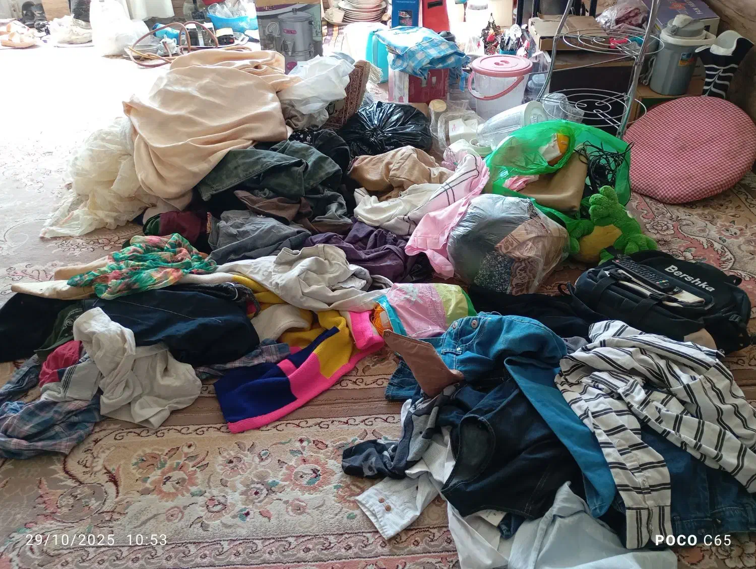 تعداد زیادی لباس|لباس|شیراز, کرونی(خاتونک)|دیوار