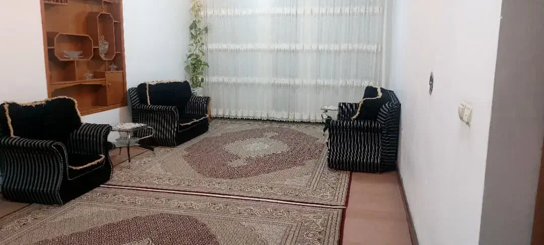 مبل مخمل 7 نفره همراه با عسلی و جلو مبلی|مبلمان خانگی و میز عسلی|پارس‌آباد, |دیوار