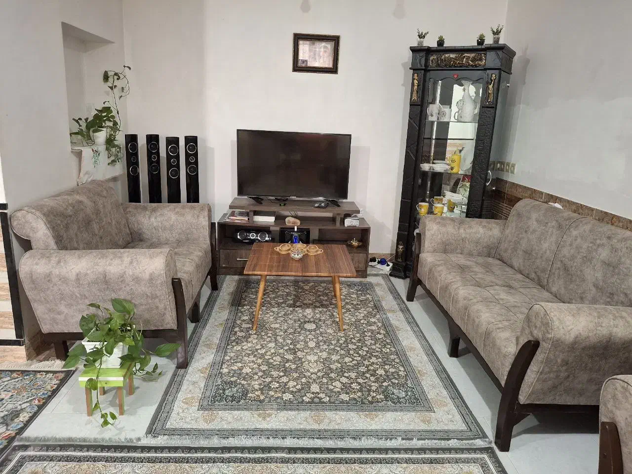 مبل ۷ نفره|مبلمان خانگی و میز عسلی|رشت, جماران|دیوار