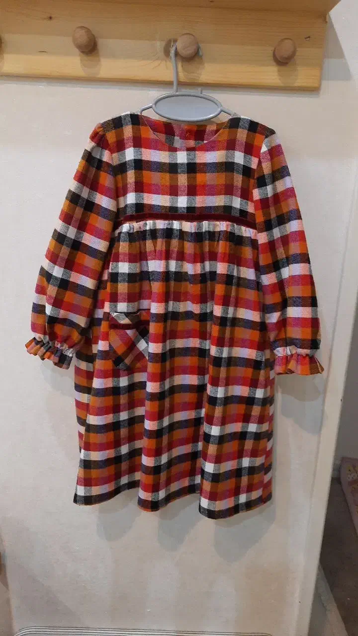 پیراهن پشمی دخترانه در حد نو|کفش و لباس بچه|تهران, مینای جنوبی|دیوار