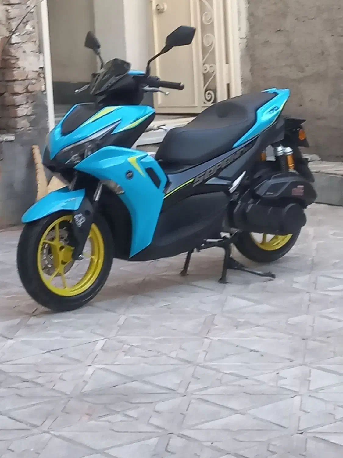 آیروکس ۱۷۰|موتورسیکلت|میانه, |دیوار