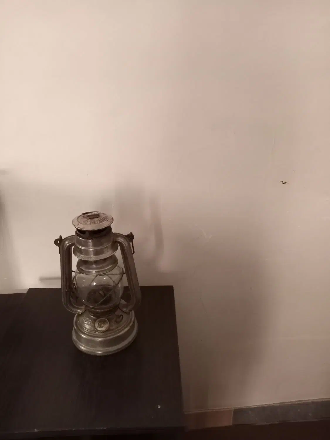 فانوس با لامپا قدیمی|کلکسیون اشیاء عتیقه|همدان, |دیوار