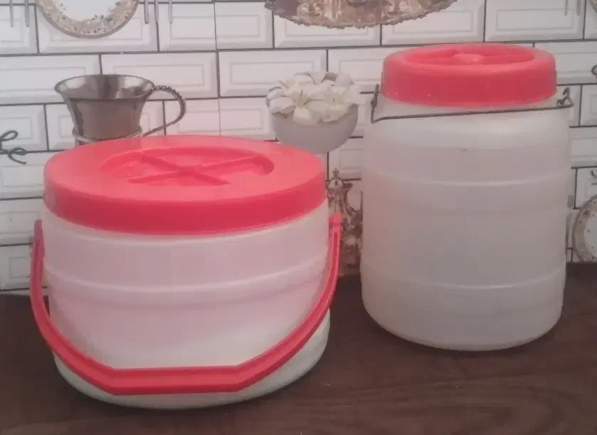 دو عدد دبه نگه دارنده رب|ظروف نگهدارنده، پلاستیکی، یک‌بارمصرف|قم, شهر قائم|دیوار