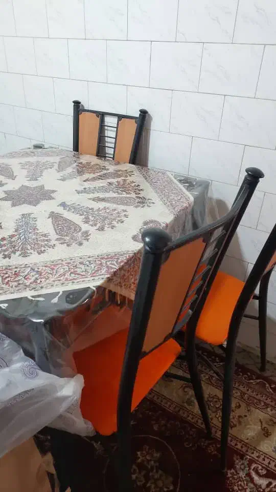 میز صندلی ناهار خوری.در حد نو بدون خط و خش و خرابی|میز و صندلی غذاخوری|کاشان, درب اصفهان|دیوار