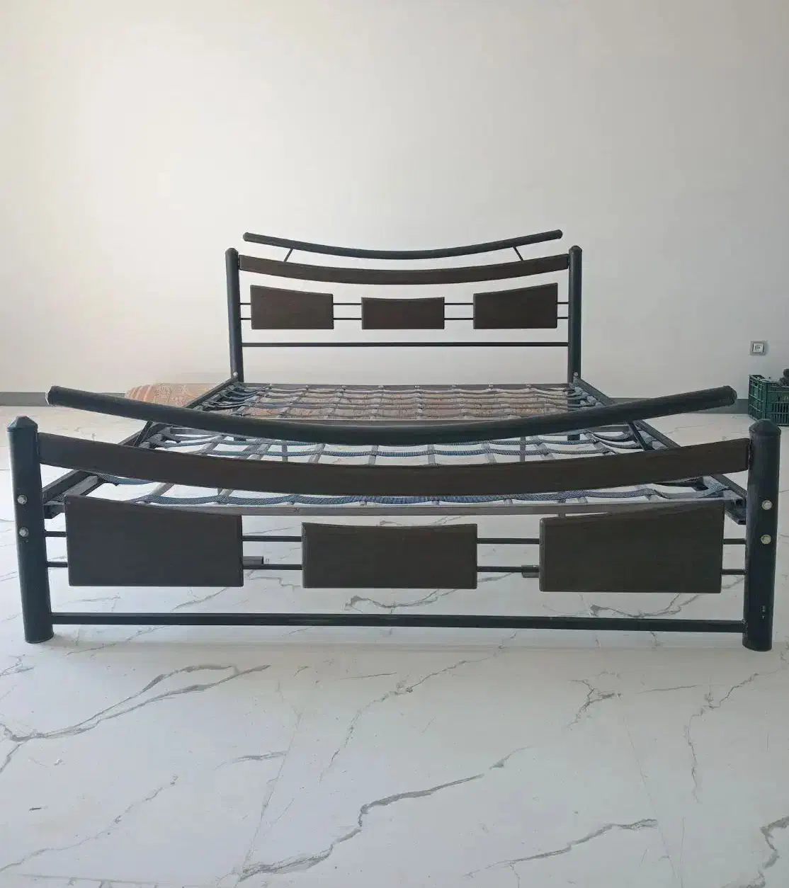 تخت دو نفره|تخت و سرویس خواب|شیراز, غدیر جنوبی|دیوار