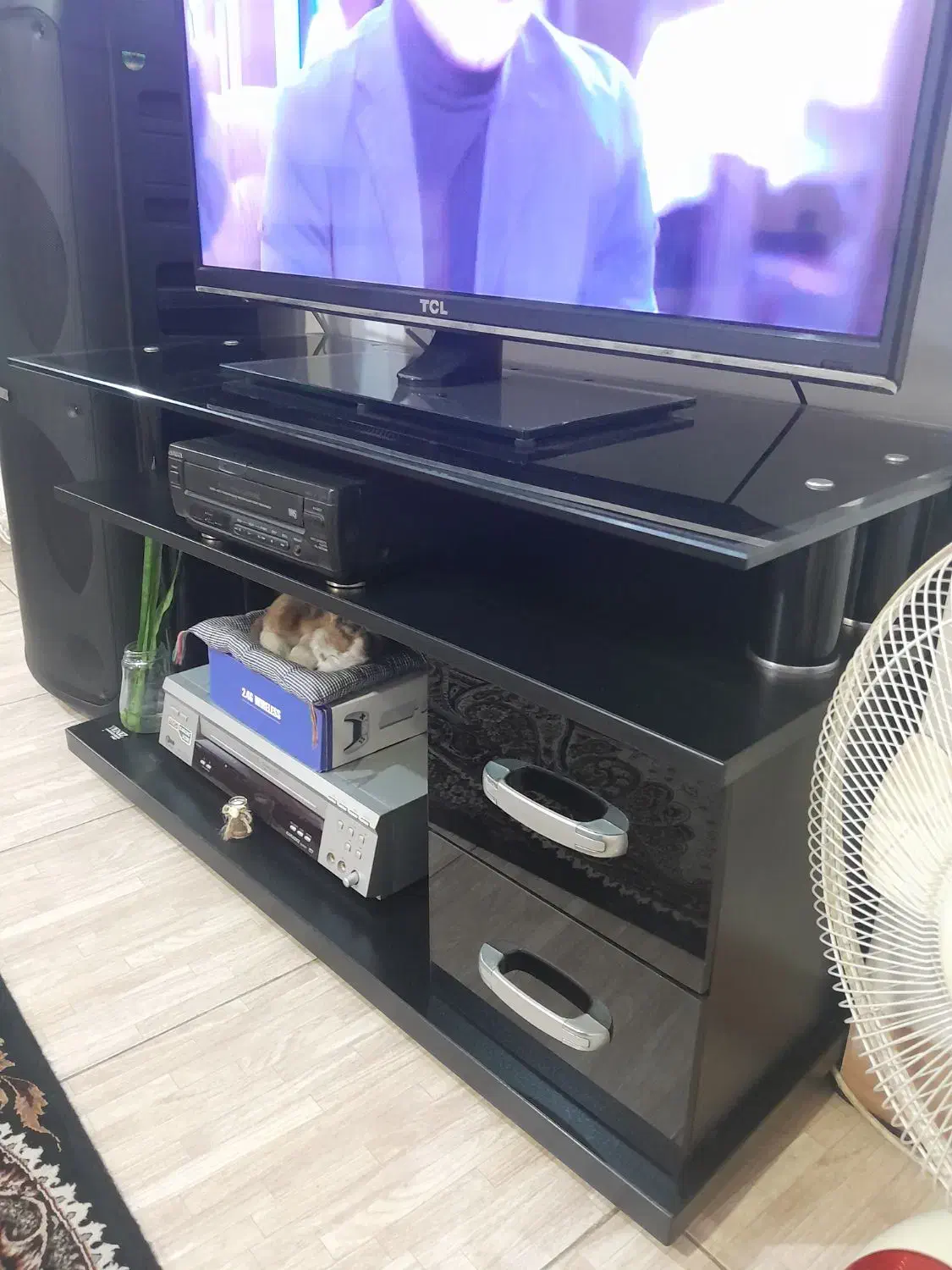 تلویزیون ال ای دی ۳۹ اینچ TCL، با میز|تلویزیون و پروژکتور|صومعه‌سرا, |دیوار