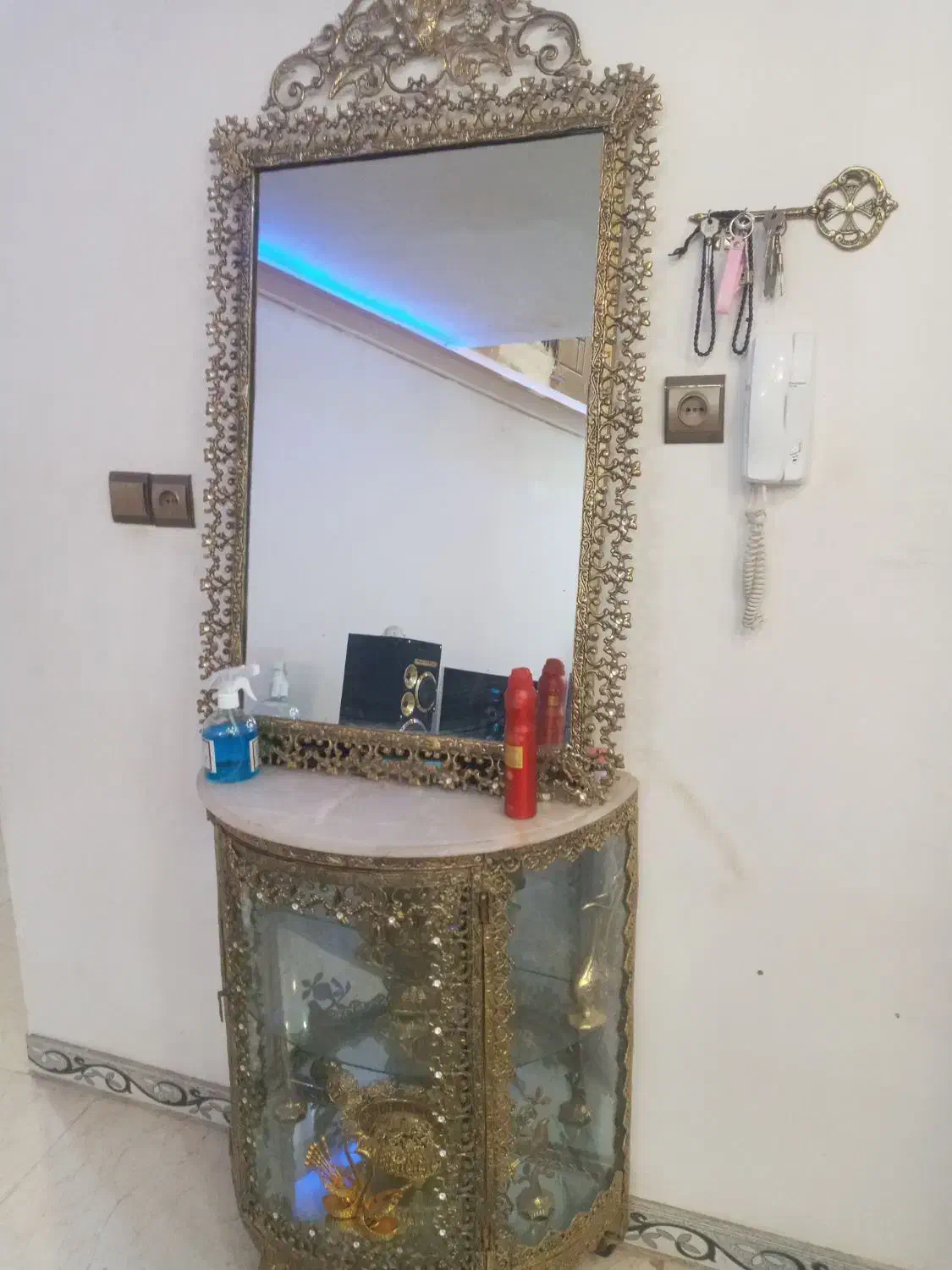 فروش فوری آیینه ویترین|کلکسیون اشیاء عتیقه|الیگودرز, |دیوار