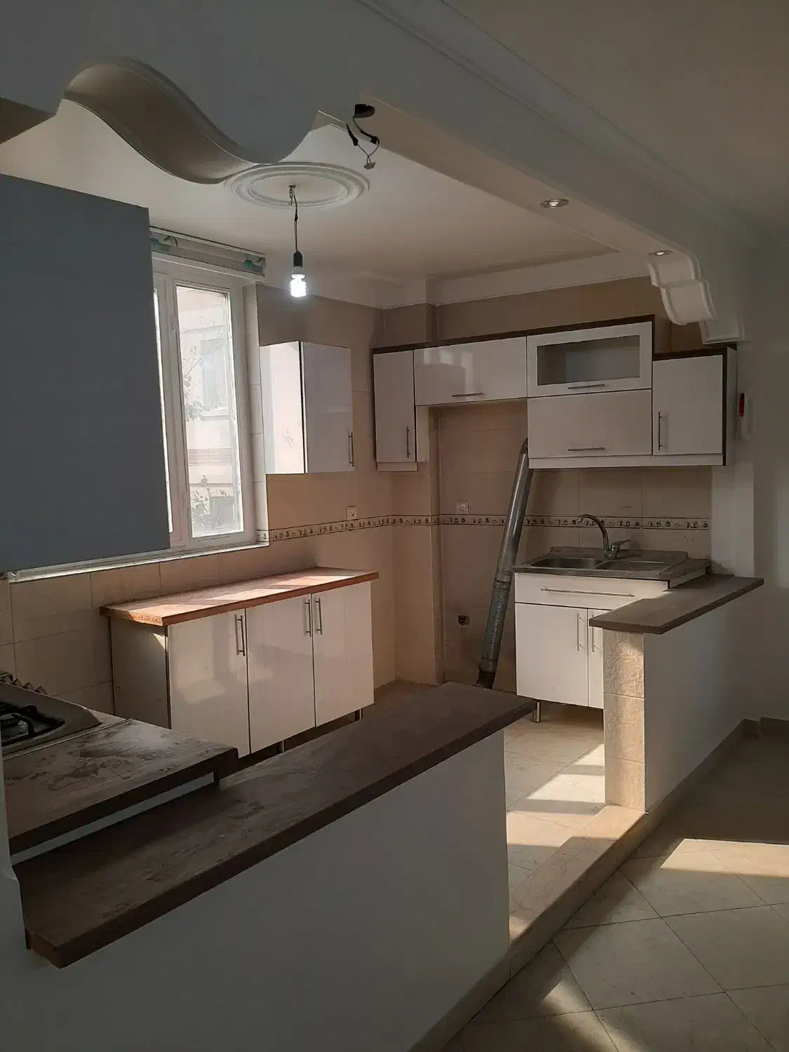 ۶۰ متر ۱خواب ط۳ با پارکینگ پیروزی بلوارنیکنام شرقی