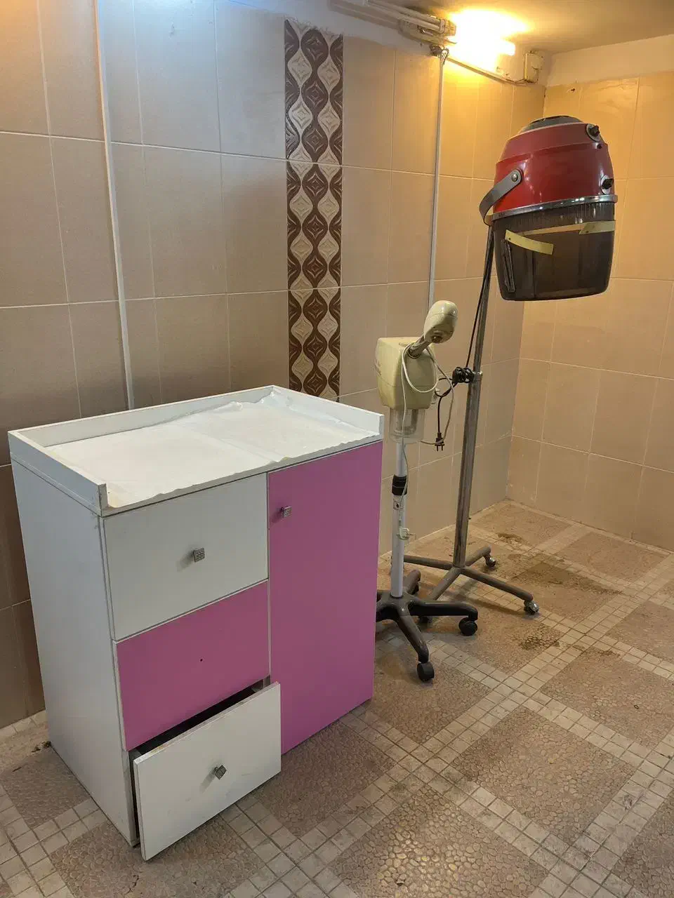 صندلی سالنی|آرایشگاه و سالن‌های زیبایی|فردوسیه, |دیوار