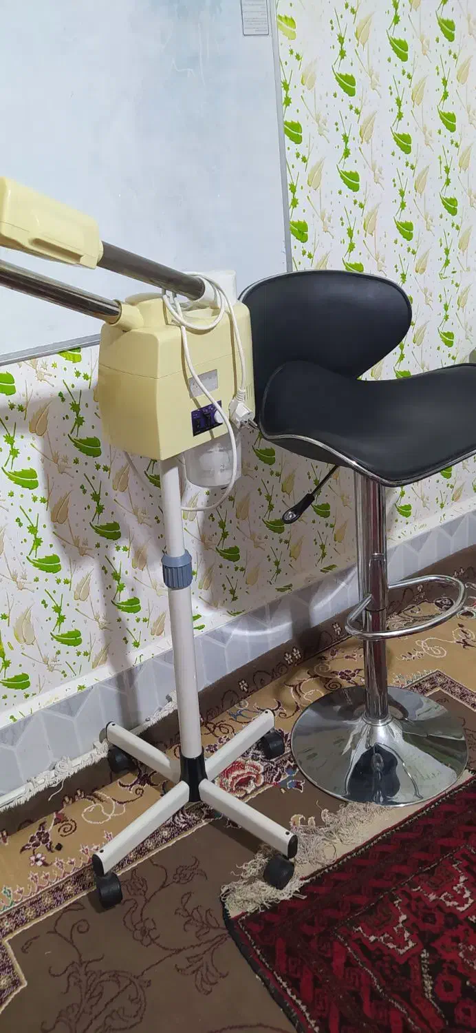 دوعددصندلی پایه استیل ویک عدد دستگاه بخور صورت|آرایشگاه و سالن‌های زیبایی|تربت‌حیدریه, پیشکوه|دیوار