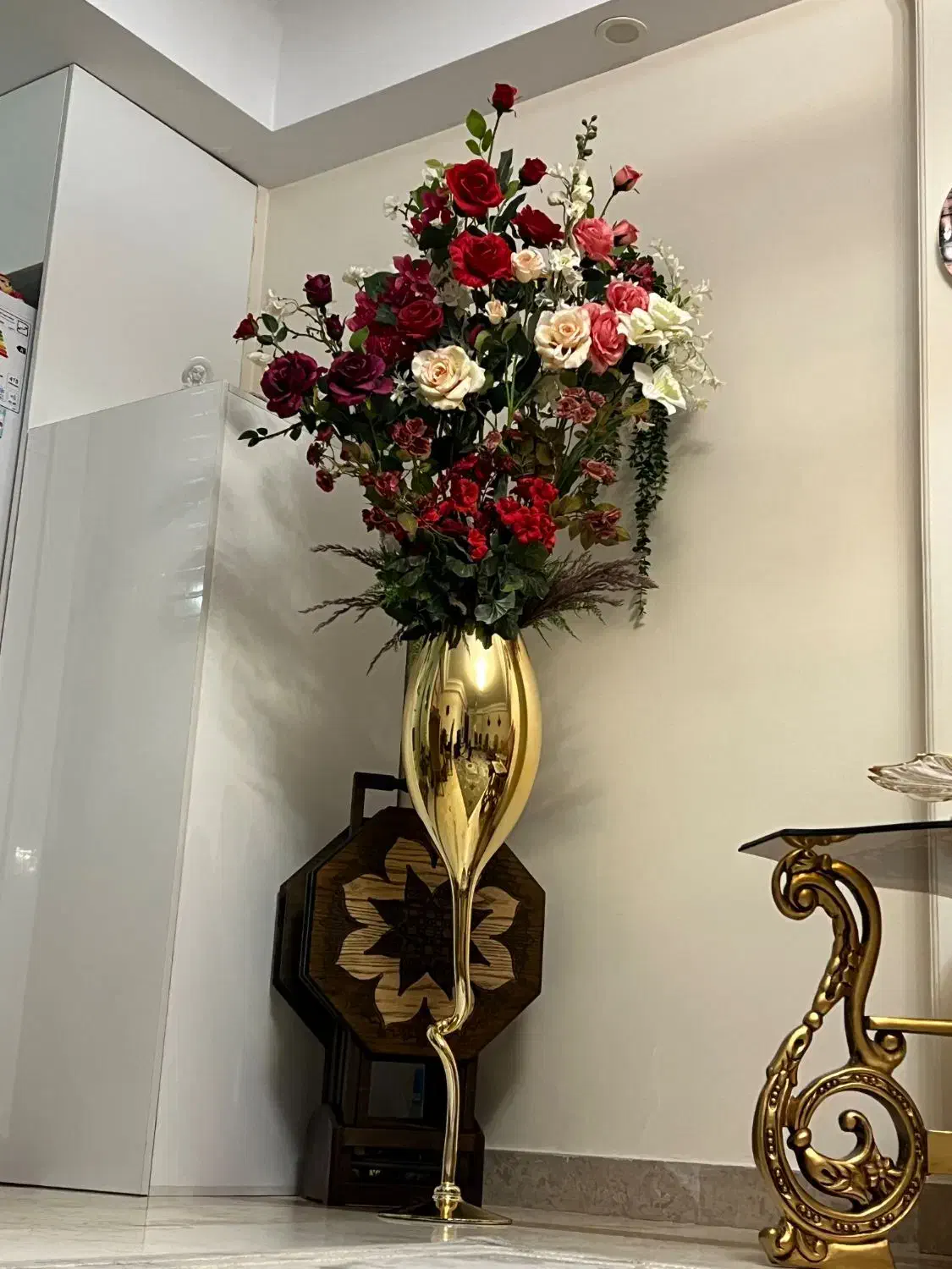 یازده عدد گل مصنوعی خارجی همراه با گلدان پایه بلند|گل مصنوعی|تهران, تهرانپارس شرقی|دیوار