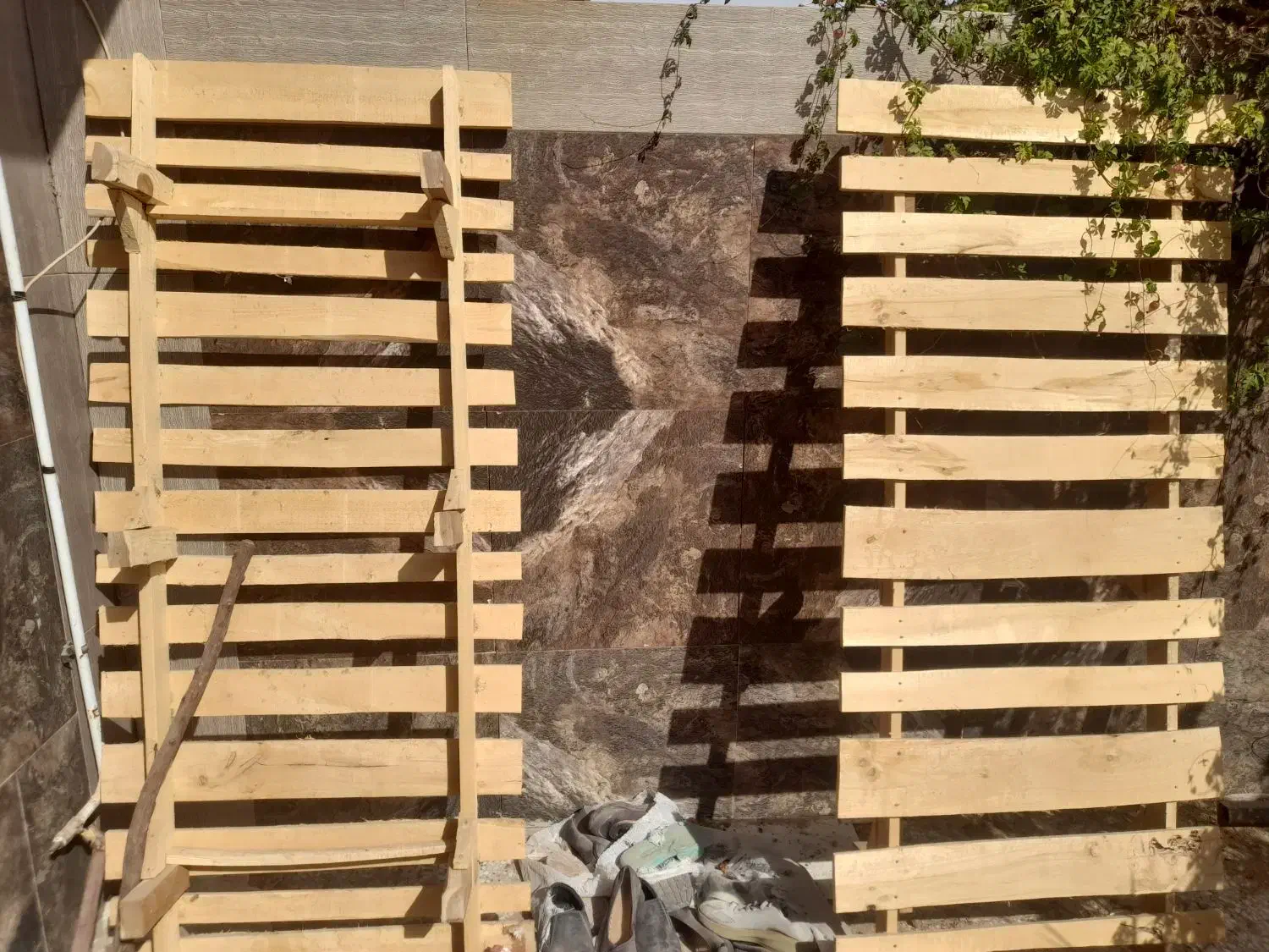 ۲ عدد تخت یکی چوبی و دومی فلزی حیاطی مسقف|تخت و سرویس خواب|رفسنجان, |دیوار