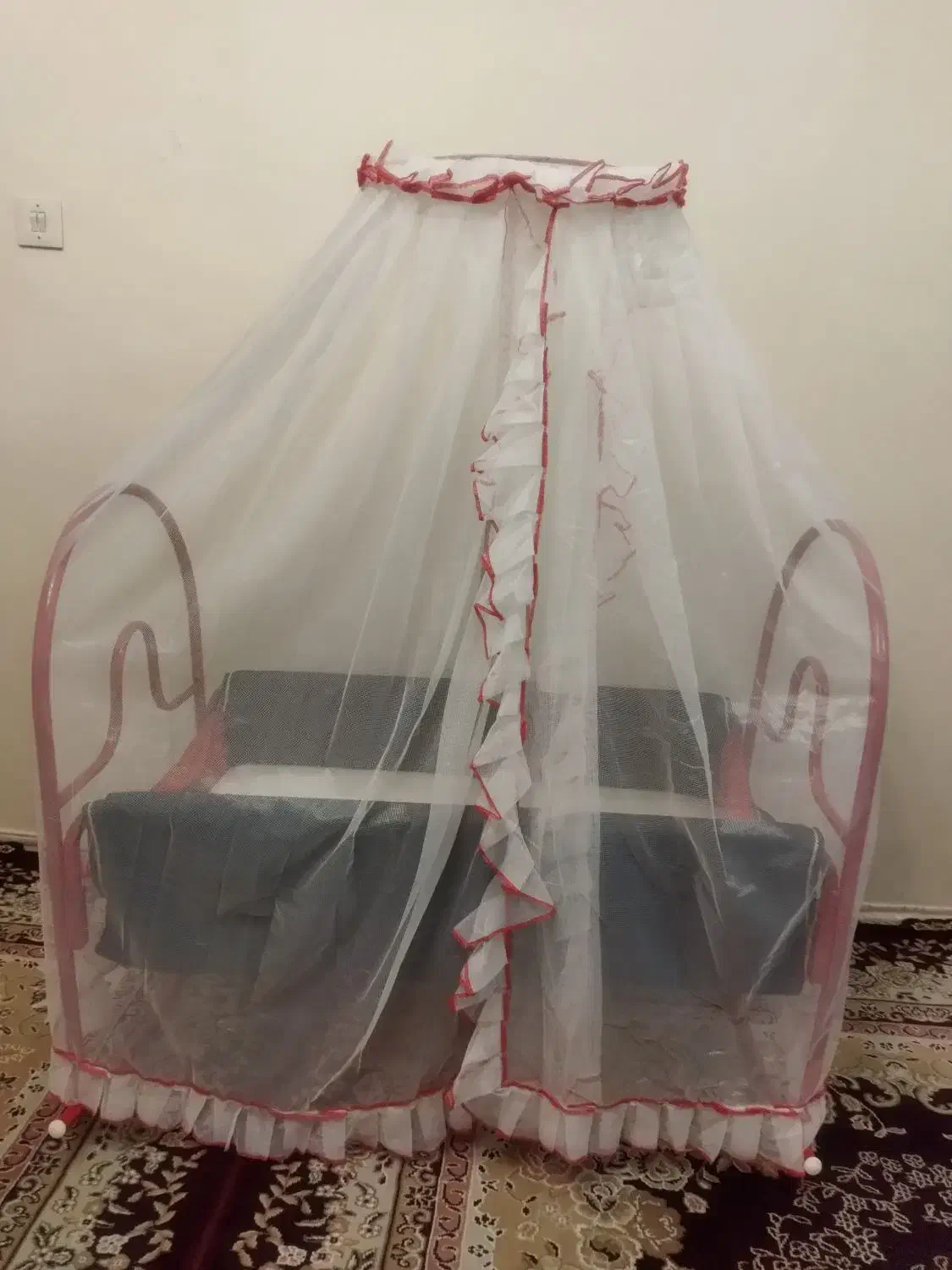 تخت نوزادی کنار مادر و روروئک|اسباب و اثاث بچه|تبریز, |دیوار