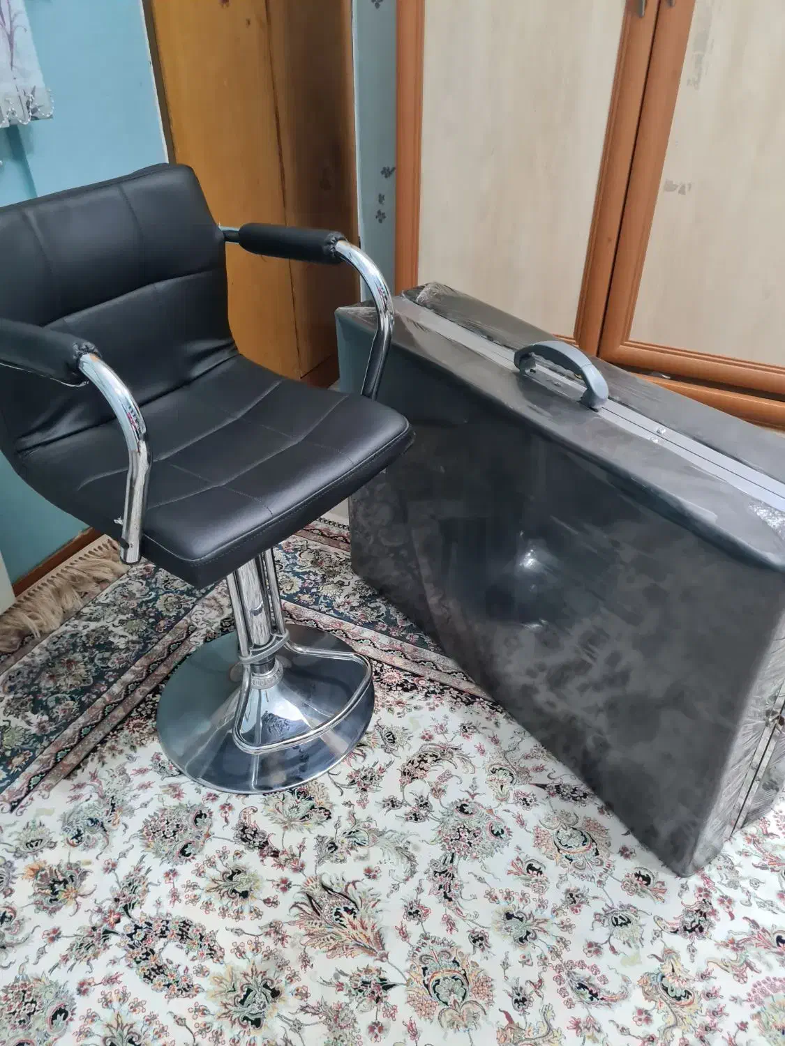تخت مژه تاشو و صندلی اپن روکش چرم|آرایشگاه و سالنهای زیبایی|شیراز, قدوسی غربی|دیوار