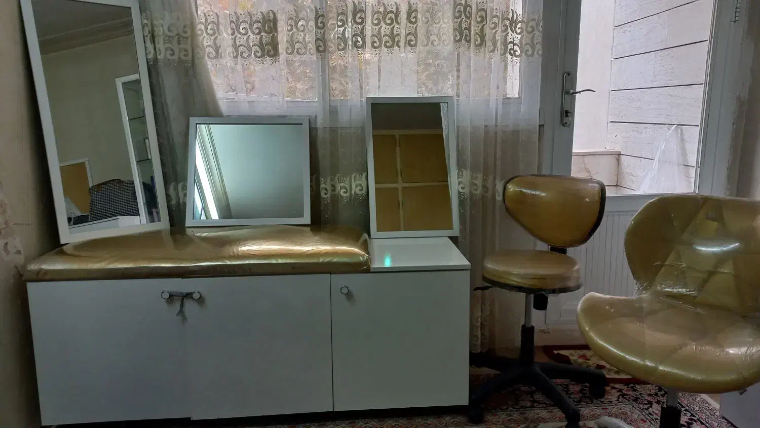 صندلی چرخدار و یک عدد صندلی انتظار|آرایشگاه و سالنهای زیبایی|مشهد, گوهرشاد|دیوار