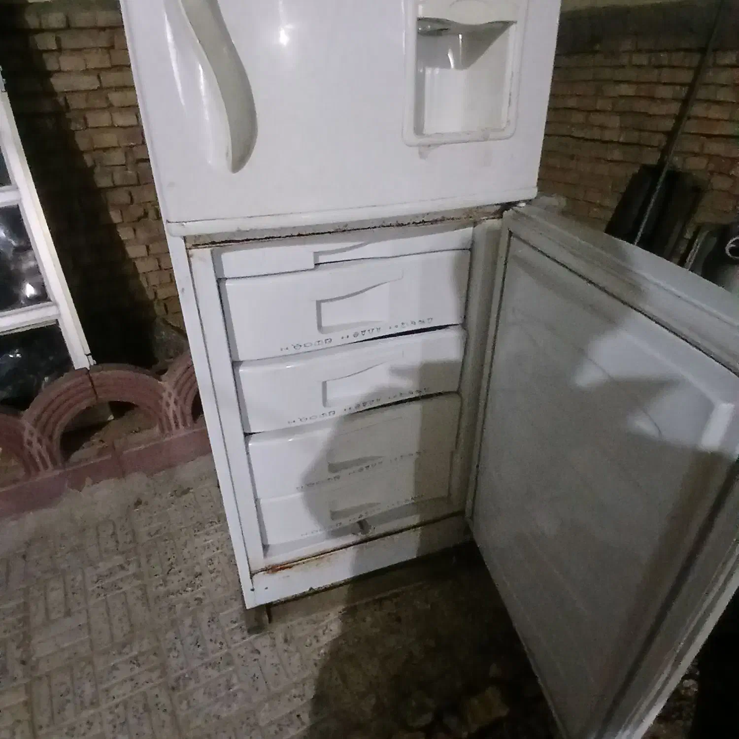 یخچال|یخچال و فریزر|بروجن, |دیوار