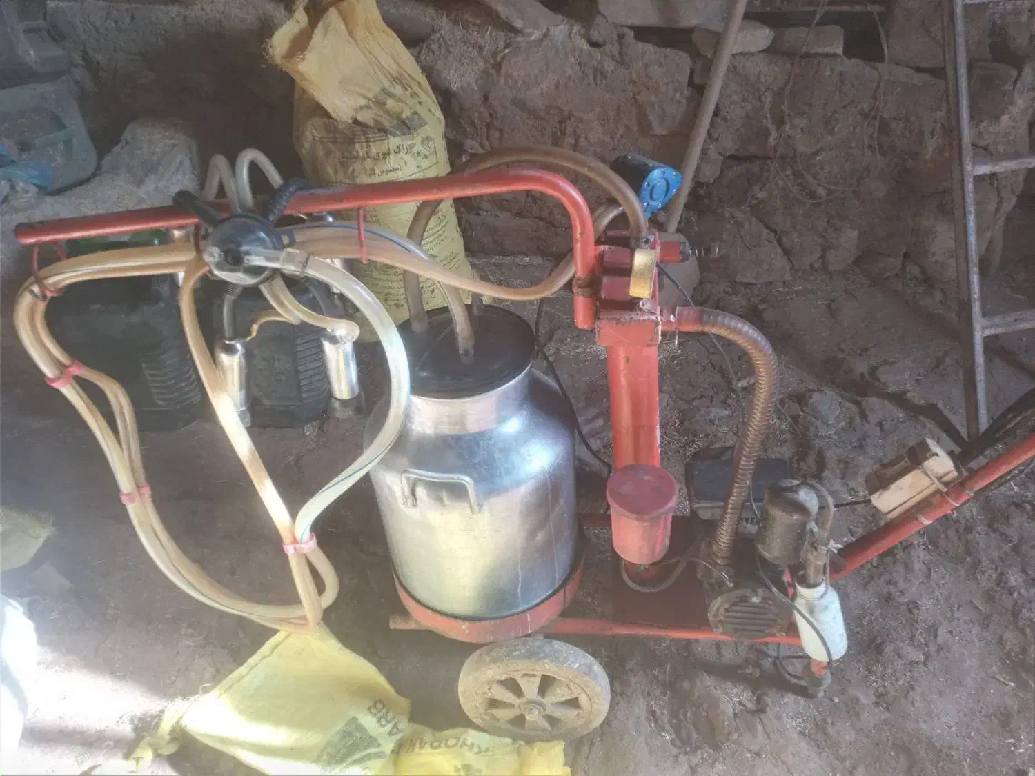 دستگاه شیر دوش گاو|لوازم جانبی حیوانات|هرسین, |دیوار