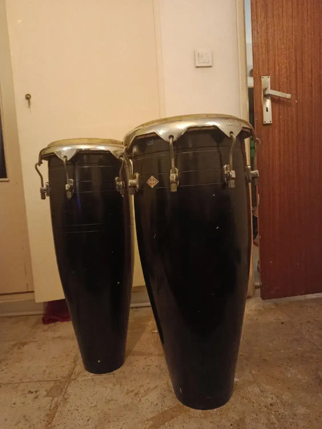 ست دو تکه کونگا|درام و پرکاشن|تهران, فلسطین (میدان انقلاب)|دیوار